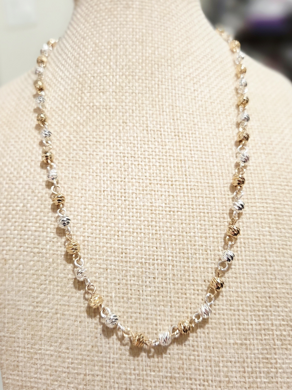 Elegant Two-Tone Beaded Women's Necklace - Gold & Silver.